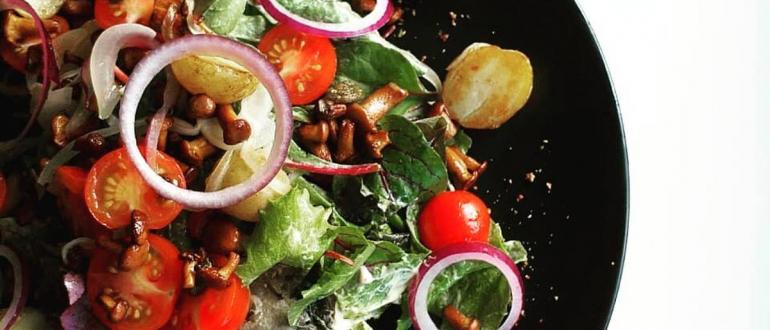 Как приготовить простой вкусный салат с жареными грибами