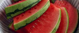 Inlagda dagliga vattenmeloner (snabbt sätt) Snabbsaltning av vattenmeloner i bitar i en kastrull