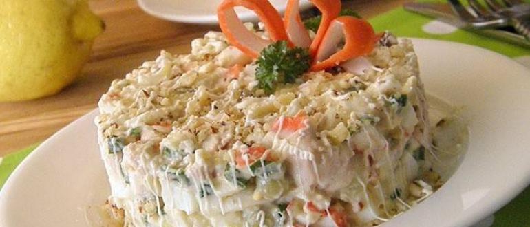 Salată cu bastoane de crab: rețete delicioase