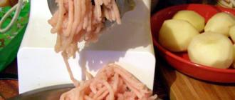 Картопляні драники з м'ясом на сковороді