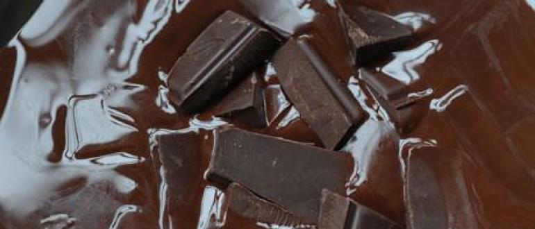 So schmelzen Sie Schokolade richtig: empfohlene Methoden