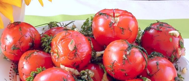 Leicht gesalzene Instant-Tomaten. Tomaten zu Hause in einem Topf salzen