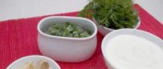 Дієтичний соус з йогурту для салату, риби, курки та м'яса