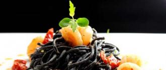 Špageti s črnilom sipe: recepti Testenine s črnilom sipe z morskimi sadeži v smetanovi omaki