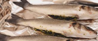 Λαβράκι στο φούρνο - οι πιο νόστιμες συνταγές για ψητά ψάρια Πόσο καιρό ψήνει το λαβράκι στο φούρνο