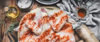 Ταμπάκα κοτόπουλου - πώς να μαγειρέψετε στο σπίτι με τραγανή κρούστα