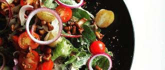 So bereiten Sie einen einfachen köstlichen Salat mit gebratenen Pilzen zu