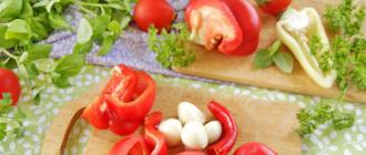 Аджика «Вогник» – рецепт без варіння без помідорів на зиму з болгарського перцю та часнику