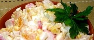 Salat med krabbepinner og mais Hvilken salat kan lages med krabbepinner og mais