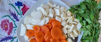 Vlaganje paradižnikov: kako jih okusno vložiti