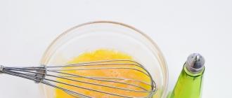 Неподсладени мъфини с яйце вътре: рецепта за мини мъфини на кефир с наденица и сирене